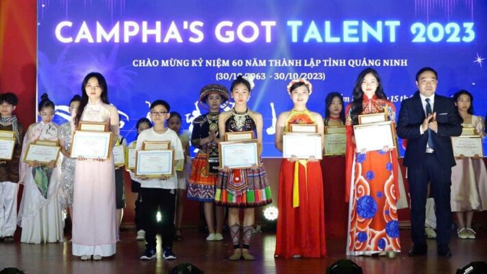 Công ty tham ban giám khảo các cuộc thi và trao học bổng cho các bạn 42 z7194110978010 87602a5caa71276de8b332870914d904